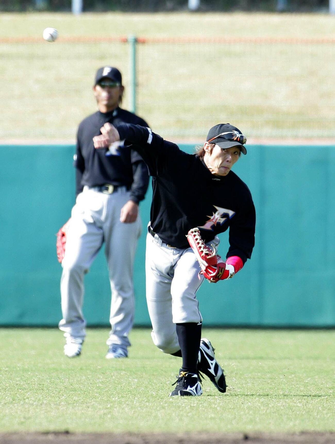 2007年2月、元投手の糸井は送球練習で強肩をアピールする