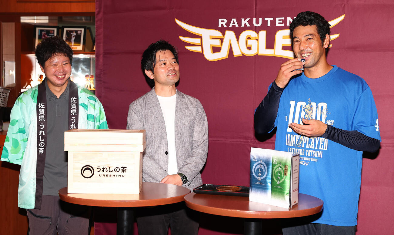 全国茶品評会で日本一の佐賀県「うれし野茶」を贈呈され試飲する楽天加治屋蓮（右）（撮影・野上伸悟）