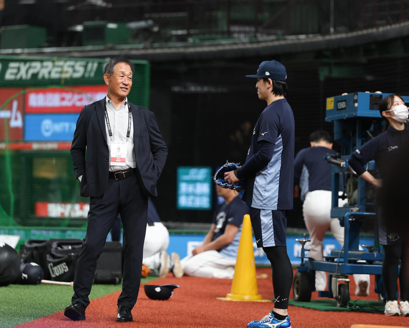 西武対オリックス　辻発彦氏（左）と話をする西武隅田知一郎（撮影・増田悦実）
