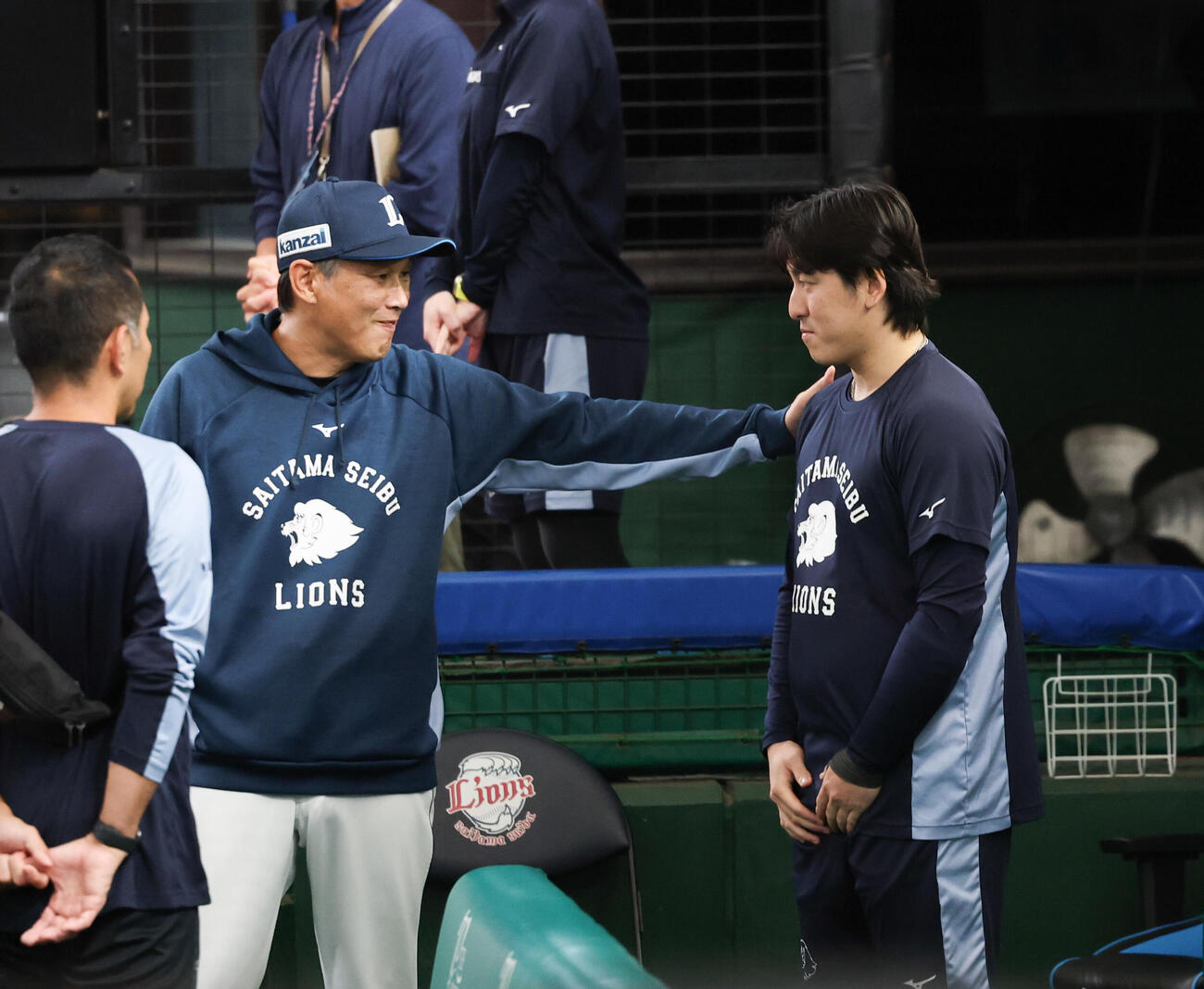 西武対オリックス　隅田知一郎（右）の肩を叩く西武西口文也監督（撮影・増田悦実）