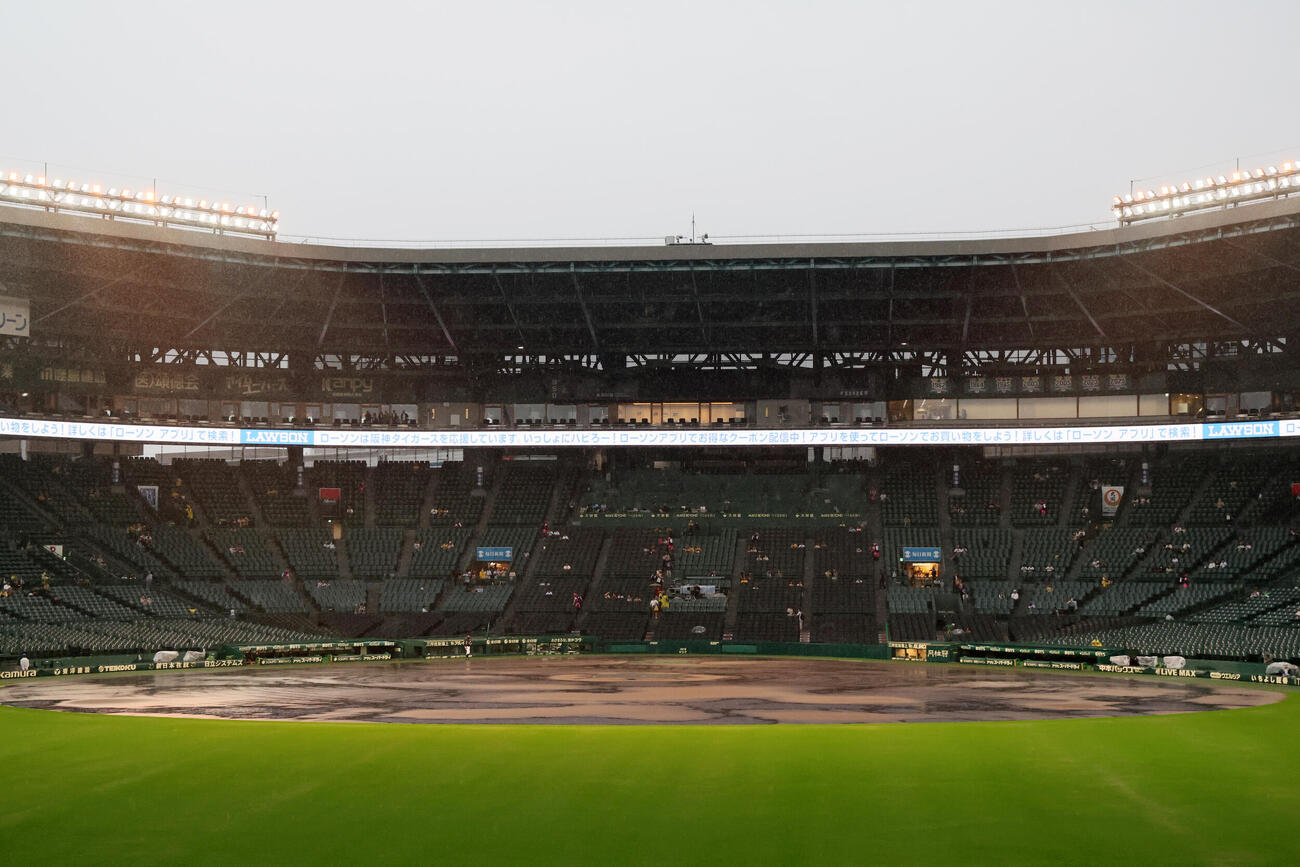 阪神対ヤクルト　開門はしたものの未だ雨が降り続く甲子園球場（撮影・加藤哉）