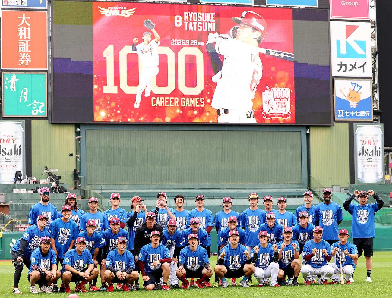 練習前に辰己涼介（前列中央）の1000試合出場を祝う楽天の選手たち（撮影・野上伸悟）
