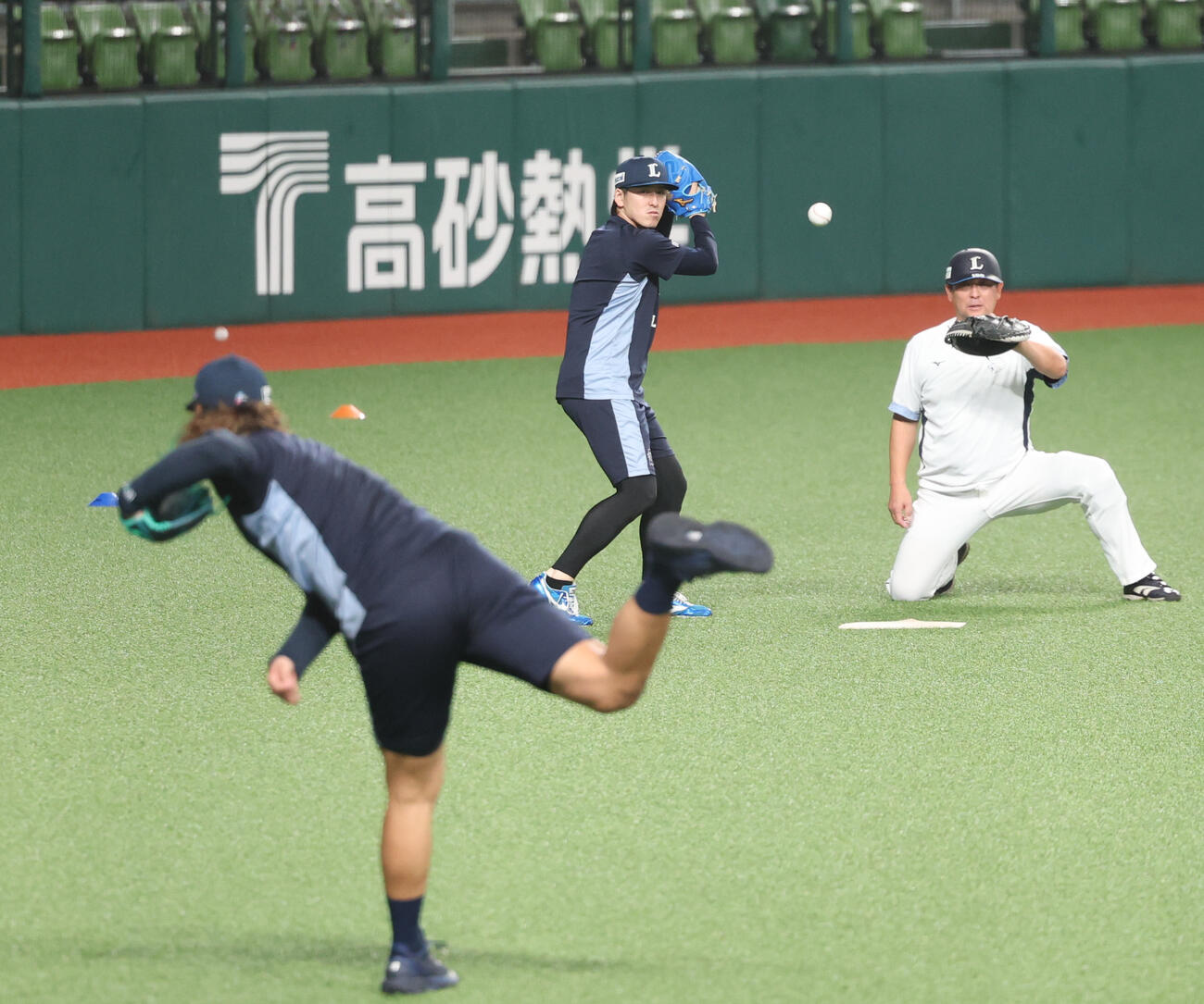 西武対オリックス　投げ込む西武高橋光成（手前）の打席に立つ隅田知一郎（撮影・増田悦実）