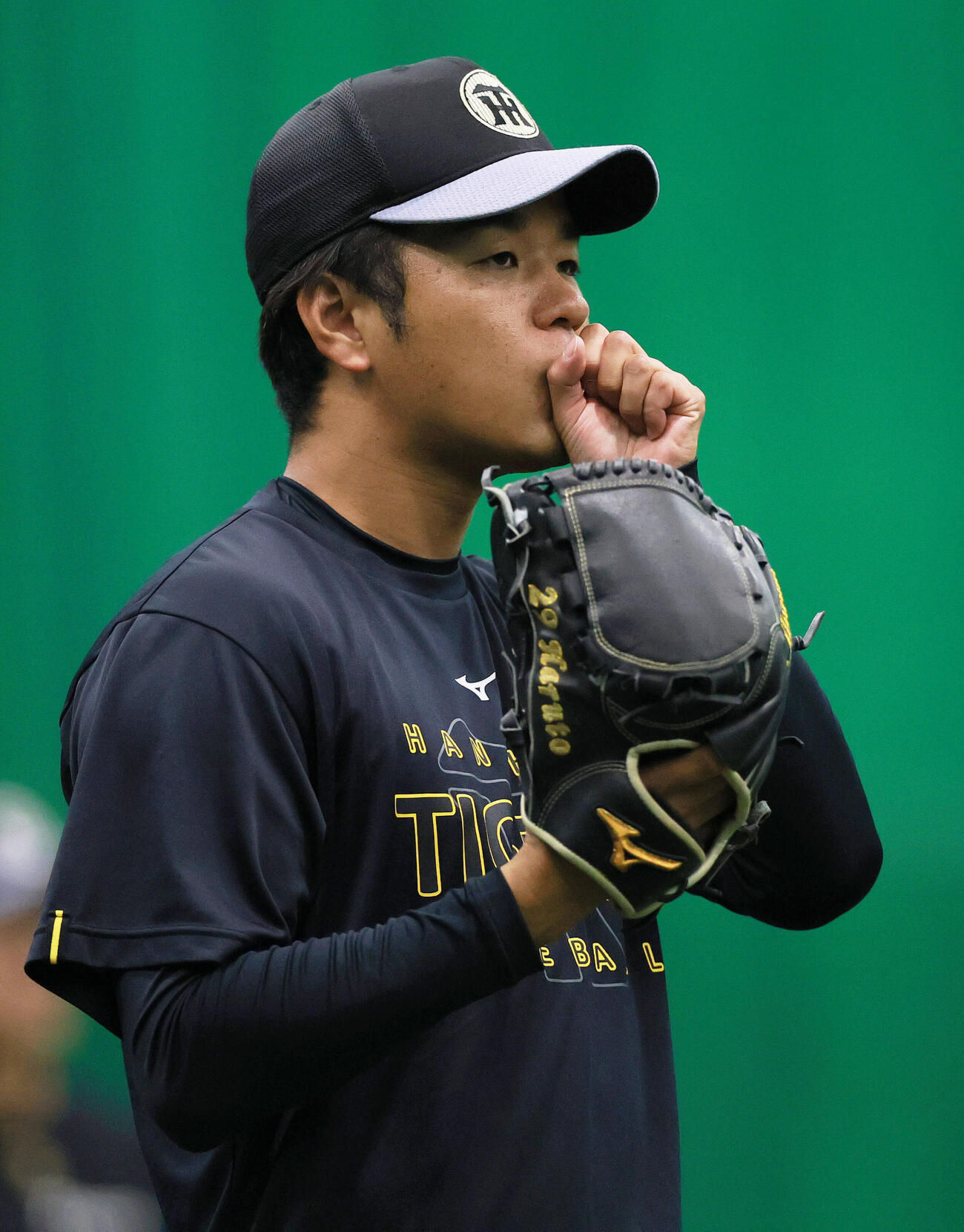 阪神対ヤクルト　室内でキャッチボールする阪神高橋遥人（撮影・上山淳一）