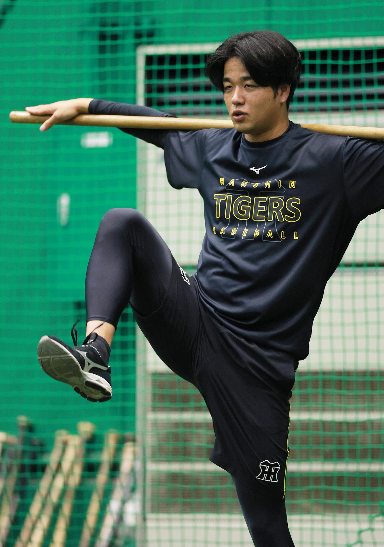 阪神対ヤクルト　室内でトレーニングする阪神高橋遥人（撮影・上山淳一）