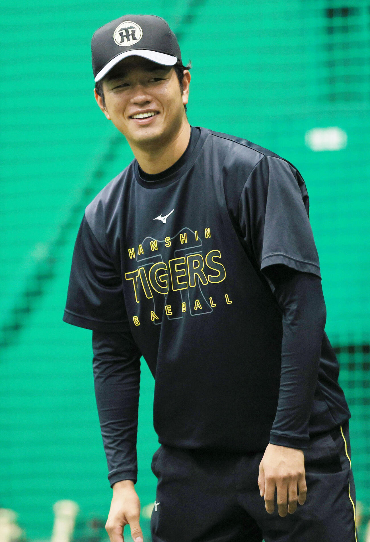 阪神対ヤクルト　室内でリラックスした表情をみせる阪神高橋遥人（撮影・上山淳一）