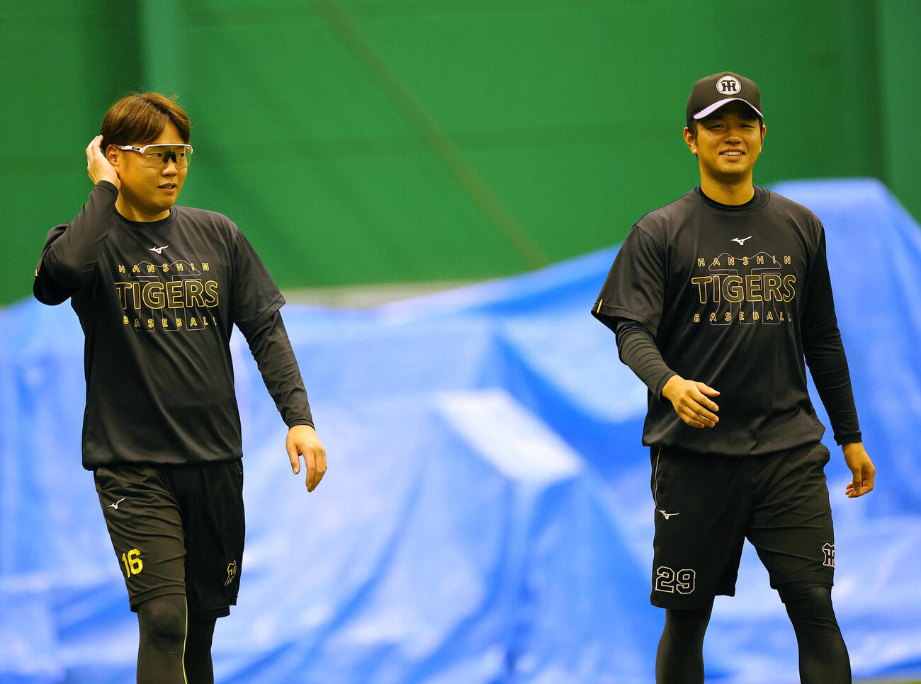 阪神対ヤクルト　西勇輝（左）と談笑する高橋遥人（撮影・上田博志）