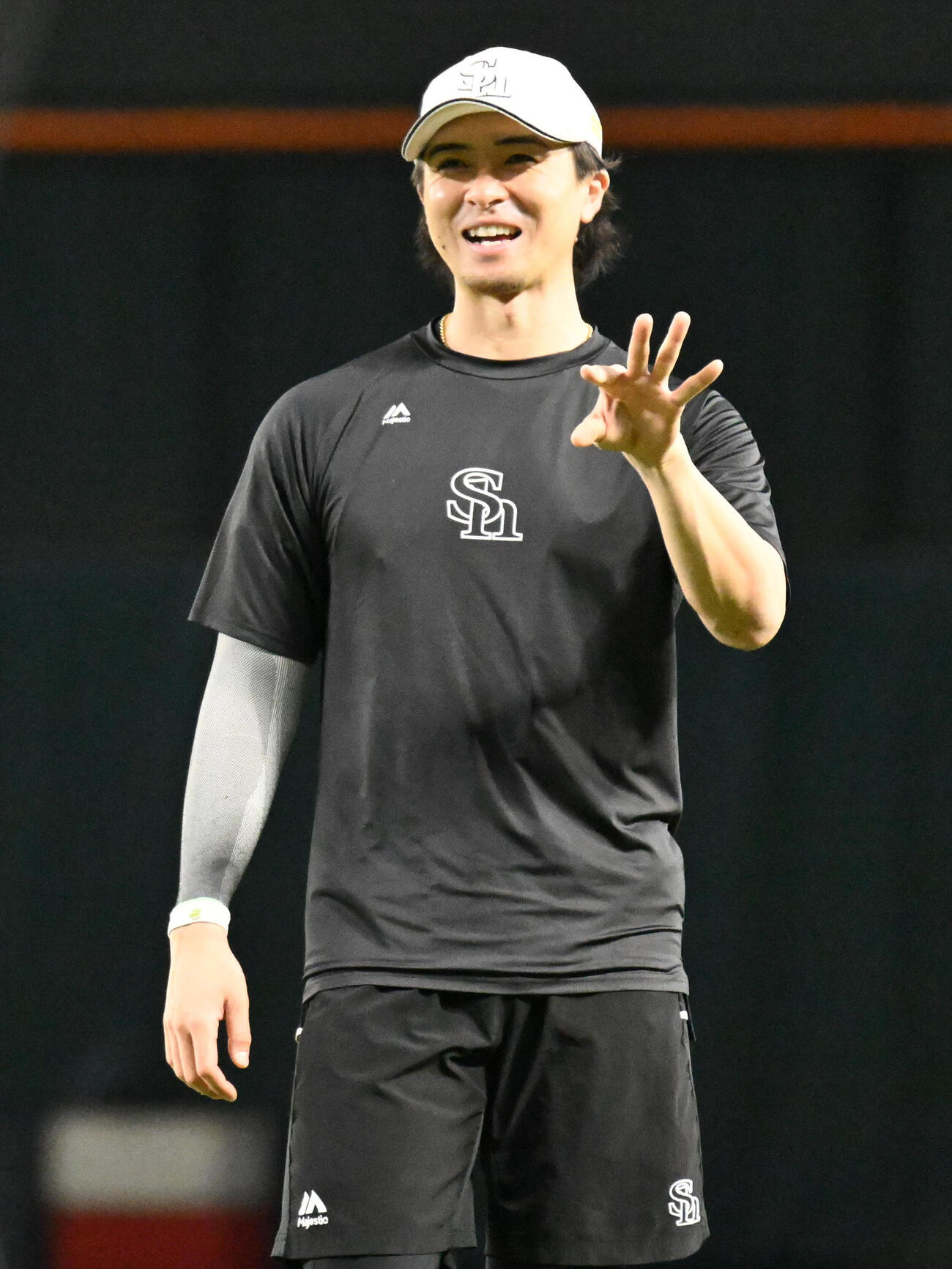 笑顔を見せるソフトバンク上沢直之（撮影・林敢治）