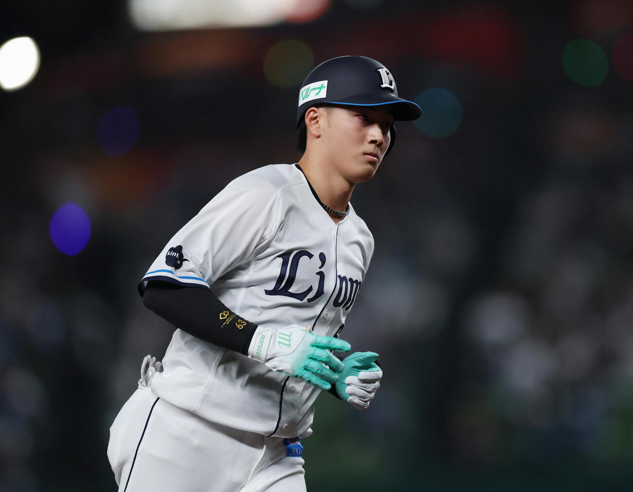 西武オリックス　2回裏西武2死二塁、2点本塁打を放つ長谷川信哉（撮影・増田悦実）