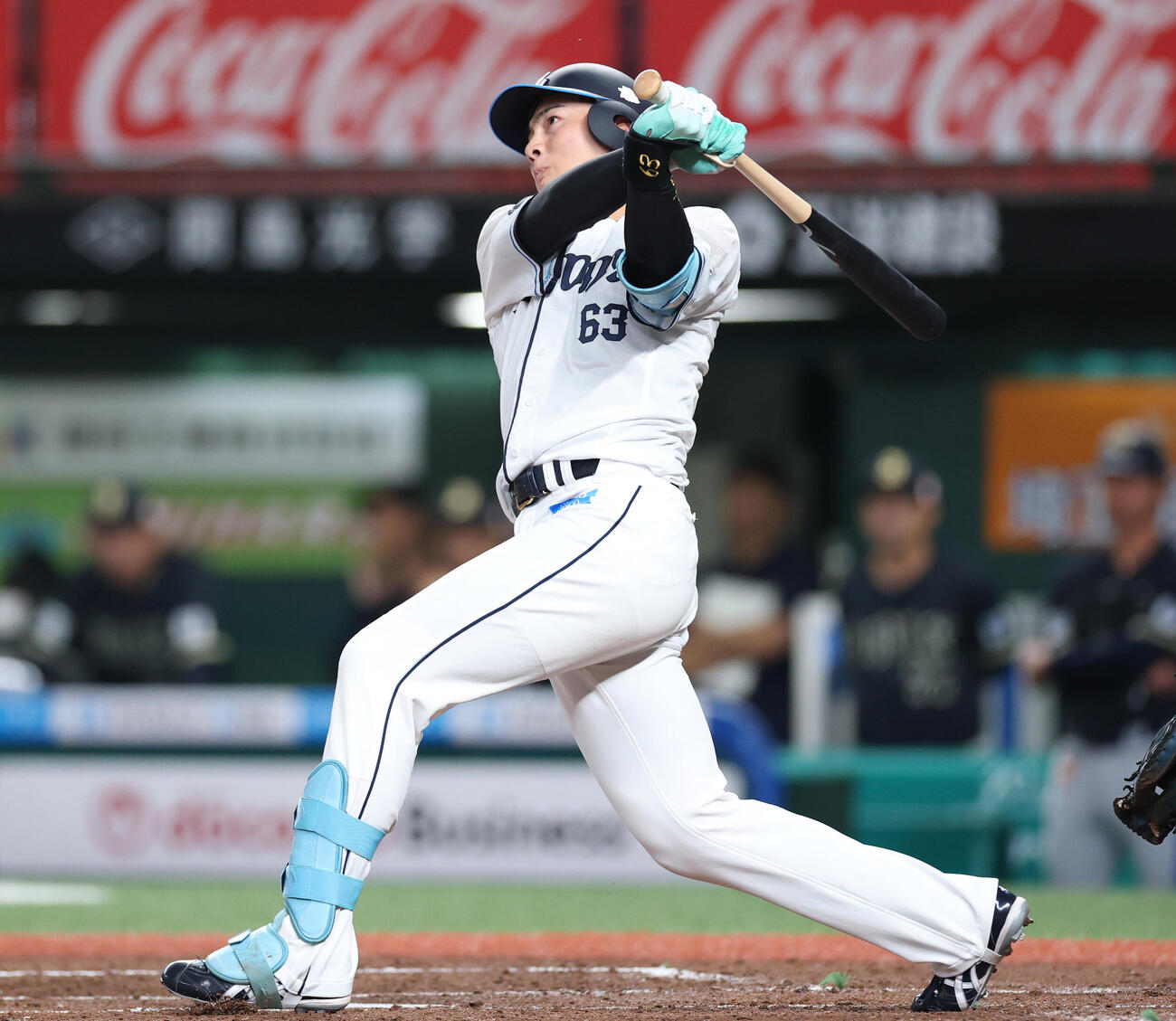 西武オリックス　2回裏西武2死二塁、2点本塁打を放つ長谷川信哉（撮影・増田悦実）
