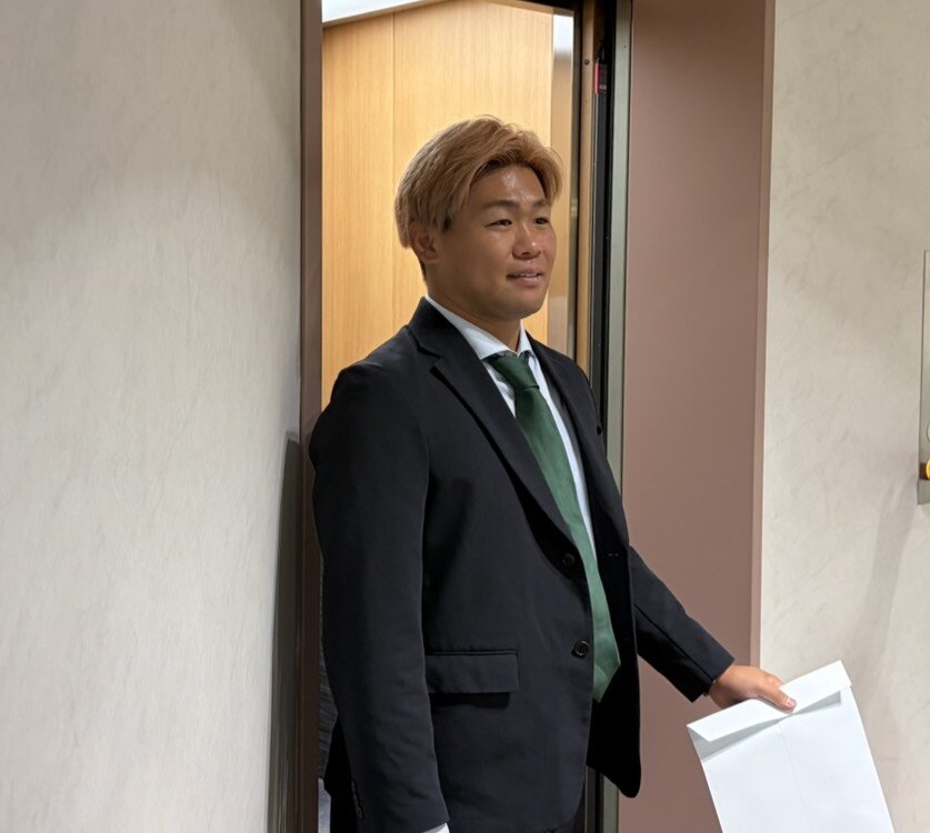 球団事務所で戦力外通告を受けたヤクルト田口麗斗