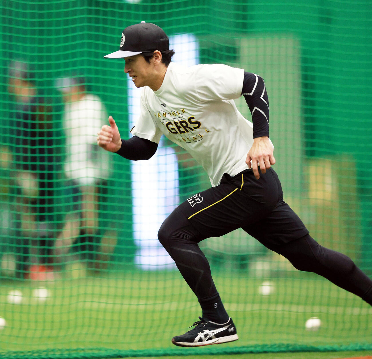 阪神対ヤクルト　室内でダッシュする阪神近本光司（撮影・上山淳一）