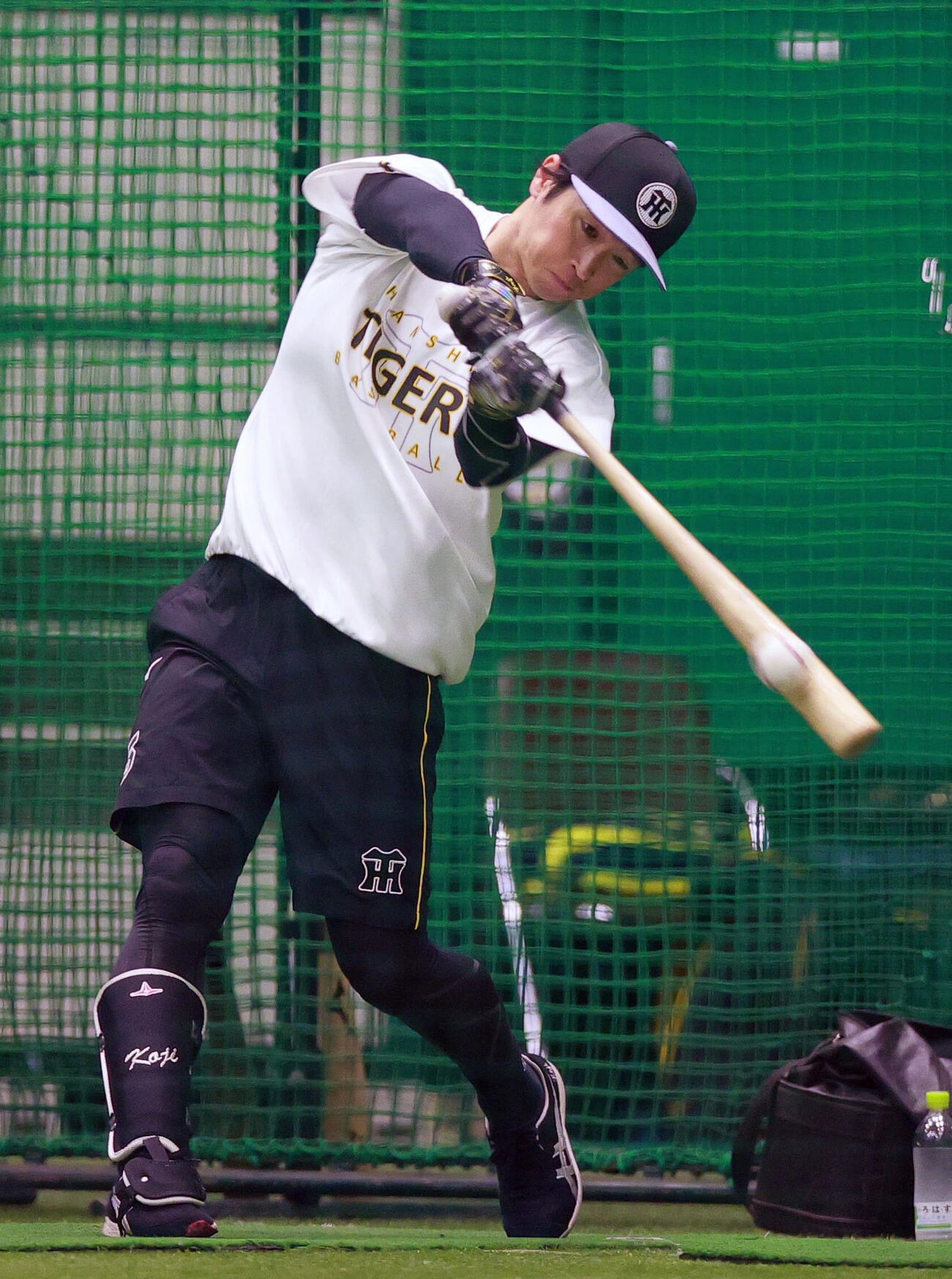 阪神対ヤクルト　室内で1打撃練習する阪神近本光司（撮影・上山淳一）