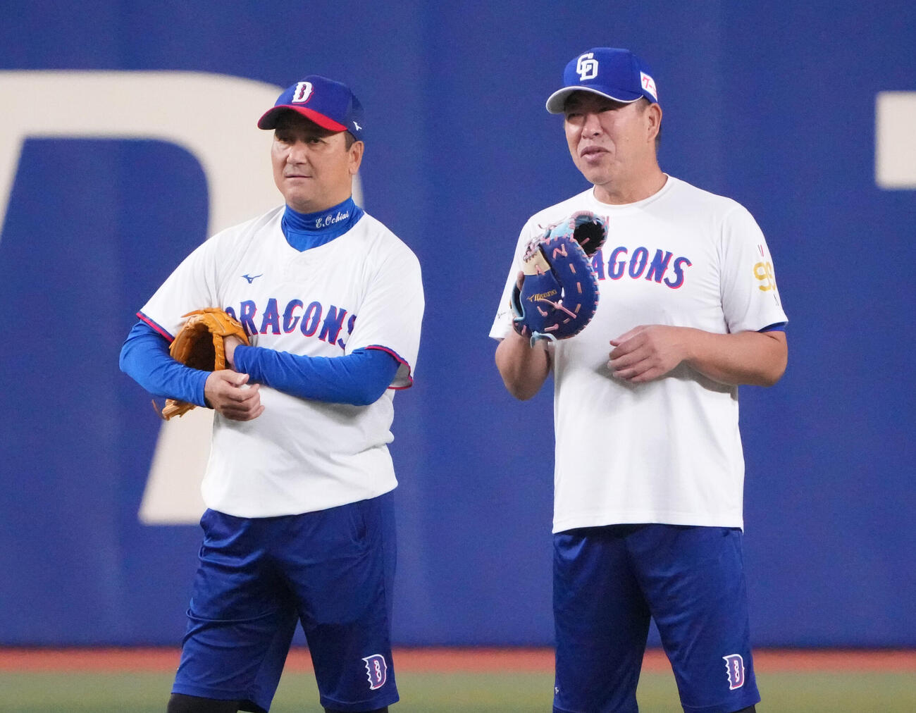 中日対DeNA　練習で言葉を交わす井上一樹監督（右）と落合英二投手コーディネーター（2026年7月26日撮影）