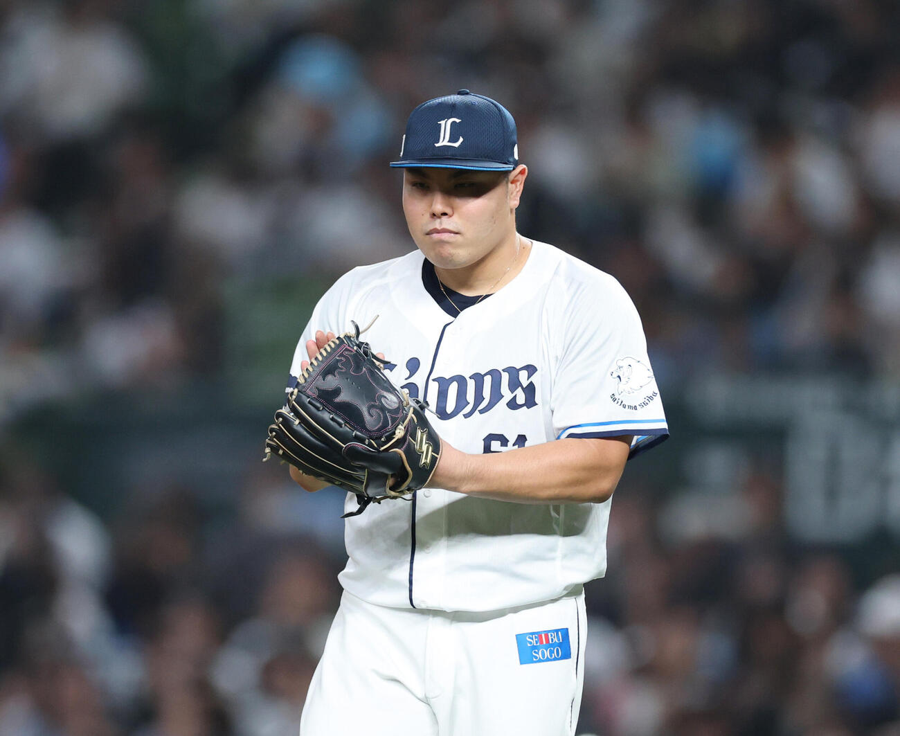 西武オリックス　7回表を無失点に抑えグラブをたたく平良海馬（撮影・増田悦実）