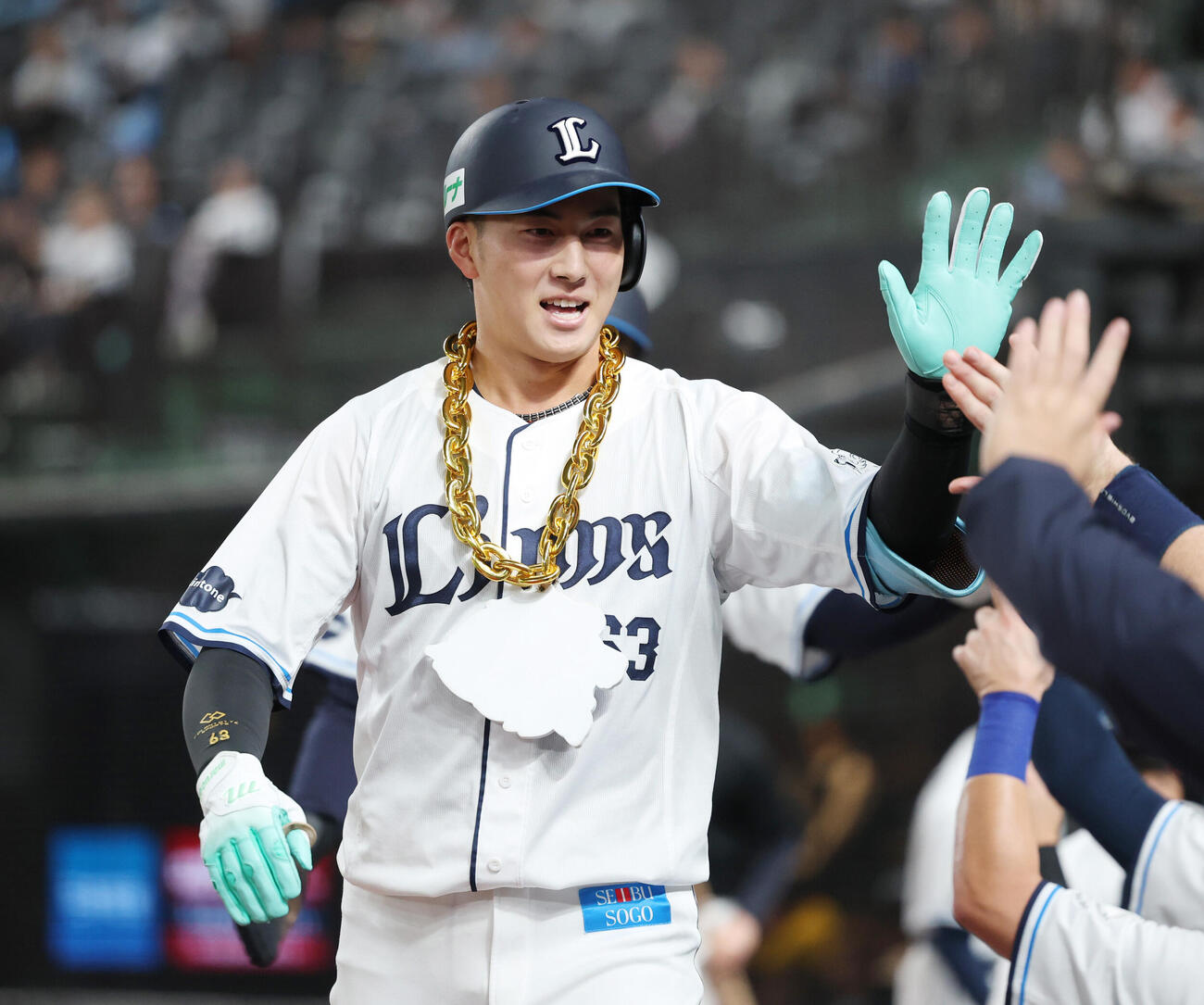 西武オリックス　2回裏西武2死二塁、2点本塁打を放ちナインとタッチを交わす長谷川信哉（撮影・増田悦実）