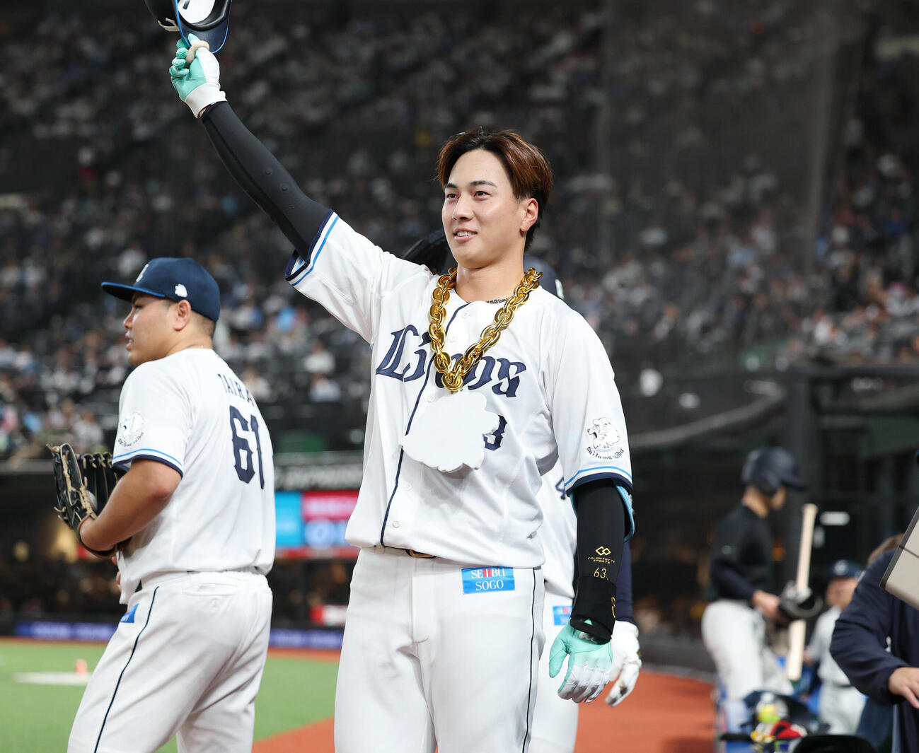 西武オリックス　2回裏西武2死二塁、2点本塁打を放ちポーズをする長谷川信哉（撮影・増田悦実）