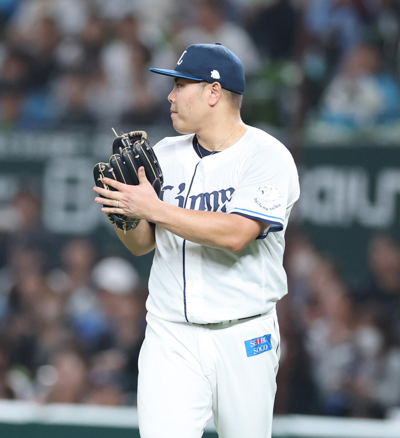 西武オリックス　7回表を無失点に抑えグラブをたたく平良海馬（撮影・増田悦実）