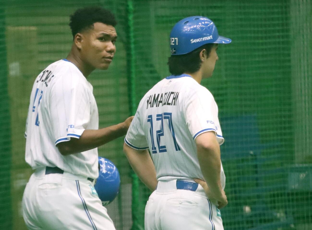 山口と話す日本ハム・エドポロ