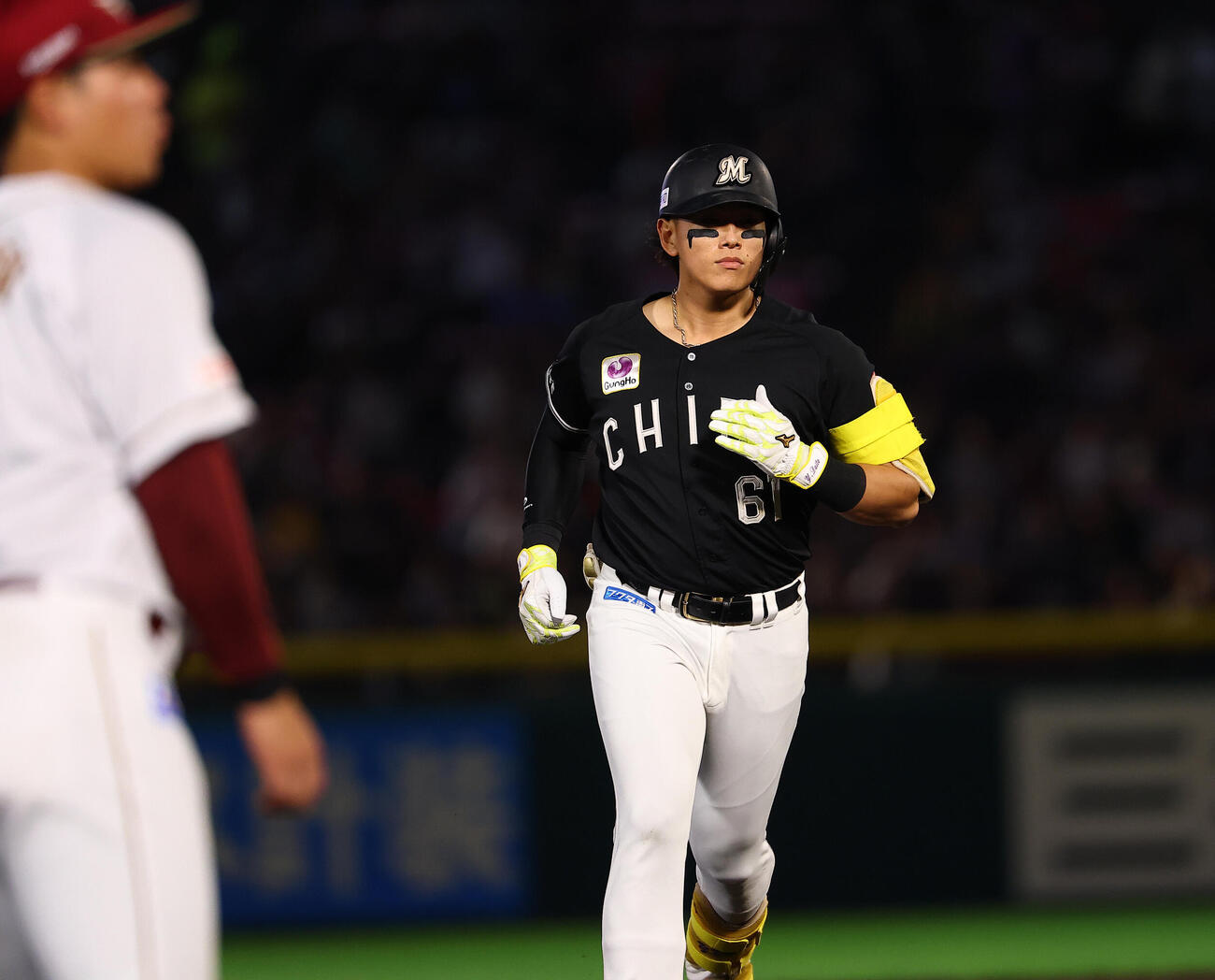 楽天対ロッテ　6回表ロッテ2死、本塁打を放ち三塁に向かう山本大斗（撮影・野上伸悟）