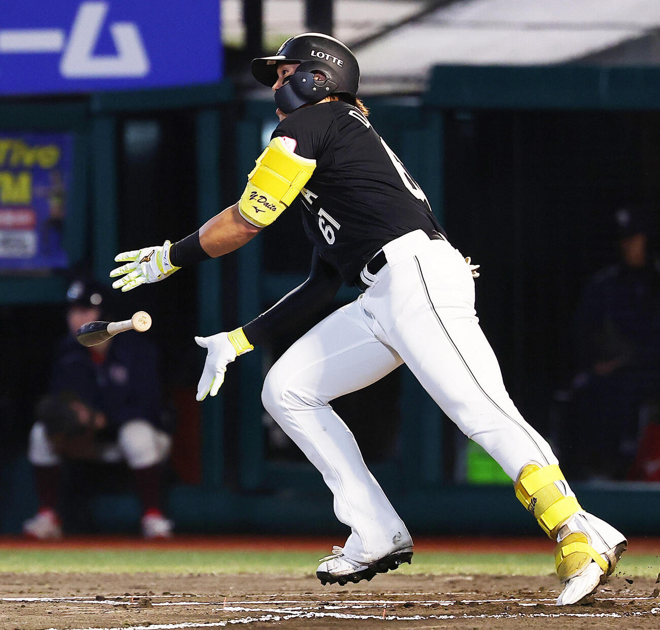 楽天対ロッテ　6回表ロッテ2死、本塁打を放つ山本大斗（撮影・野上伸悟）