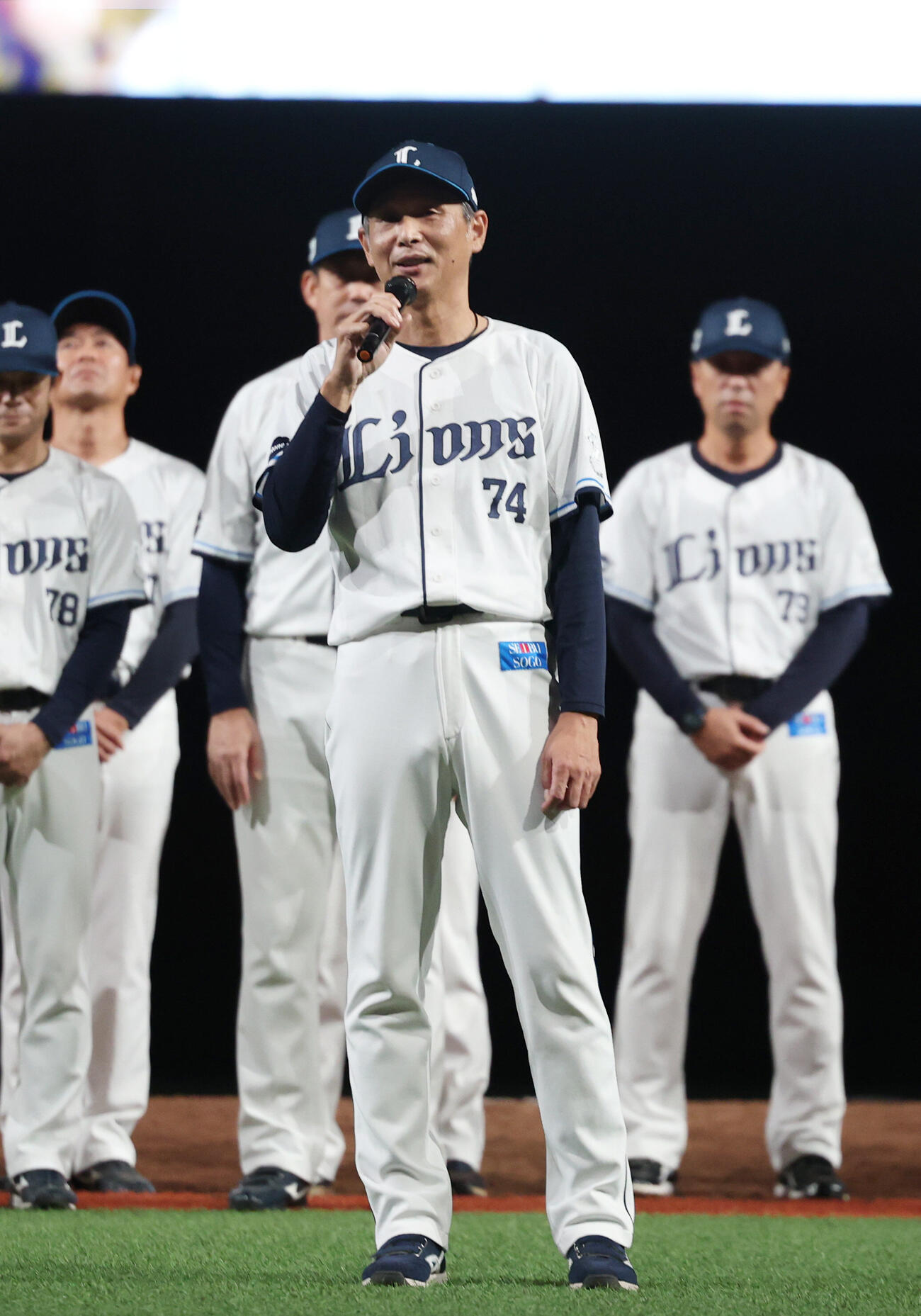 西武オリックス　ホーム最終戦のあいさつをする西武西口文也監督（撮影・増田悦実）