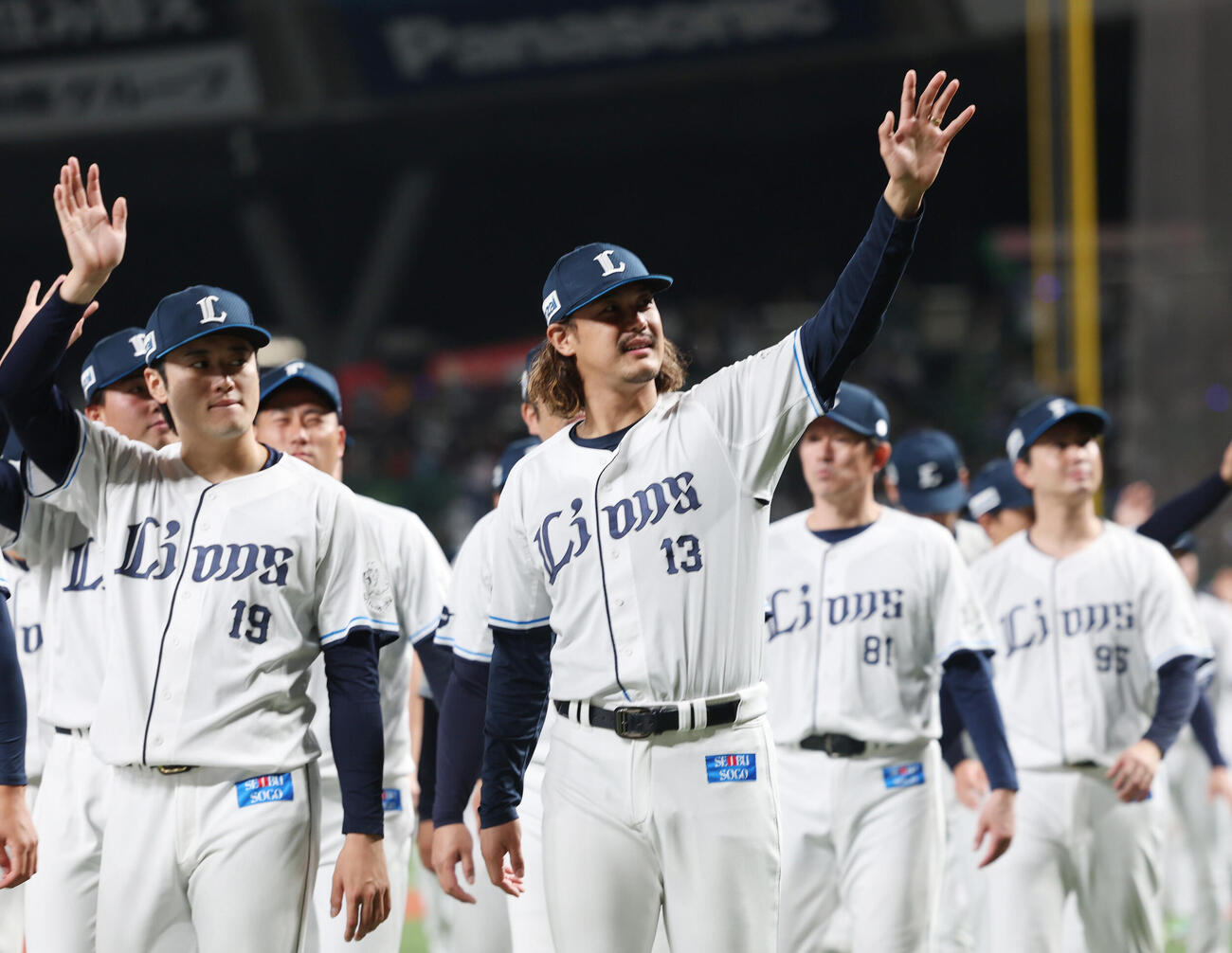 西武オリックス　ホーム最終戦を終え手を振りながら場内一周をする西武高橋光成（撮影・増田悦実）