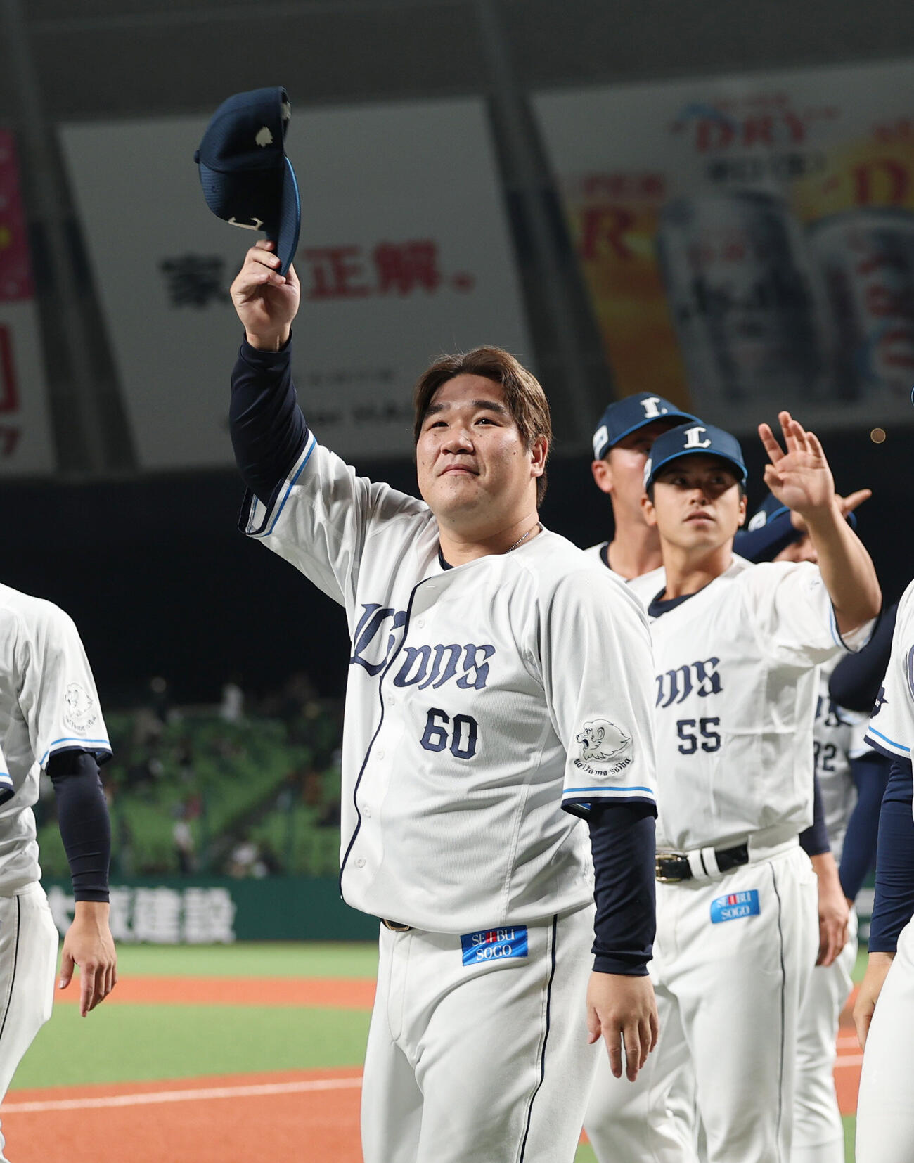 西武オリックス　ホーム最終戦を終え手を振りながら場内一周をする西武中村剛也（撮影・増田悦実）