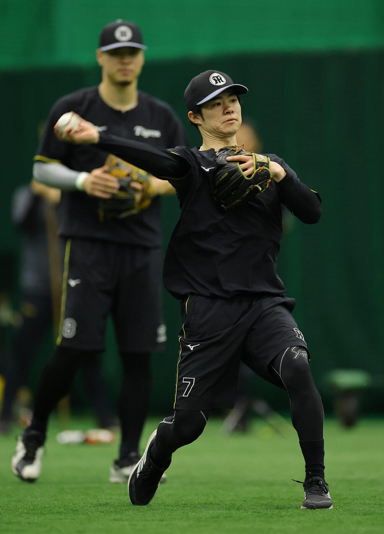阪神対ヤクルト　ノックを受ける中野拓夢（撮影・上田博志）