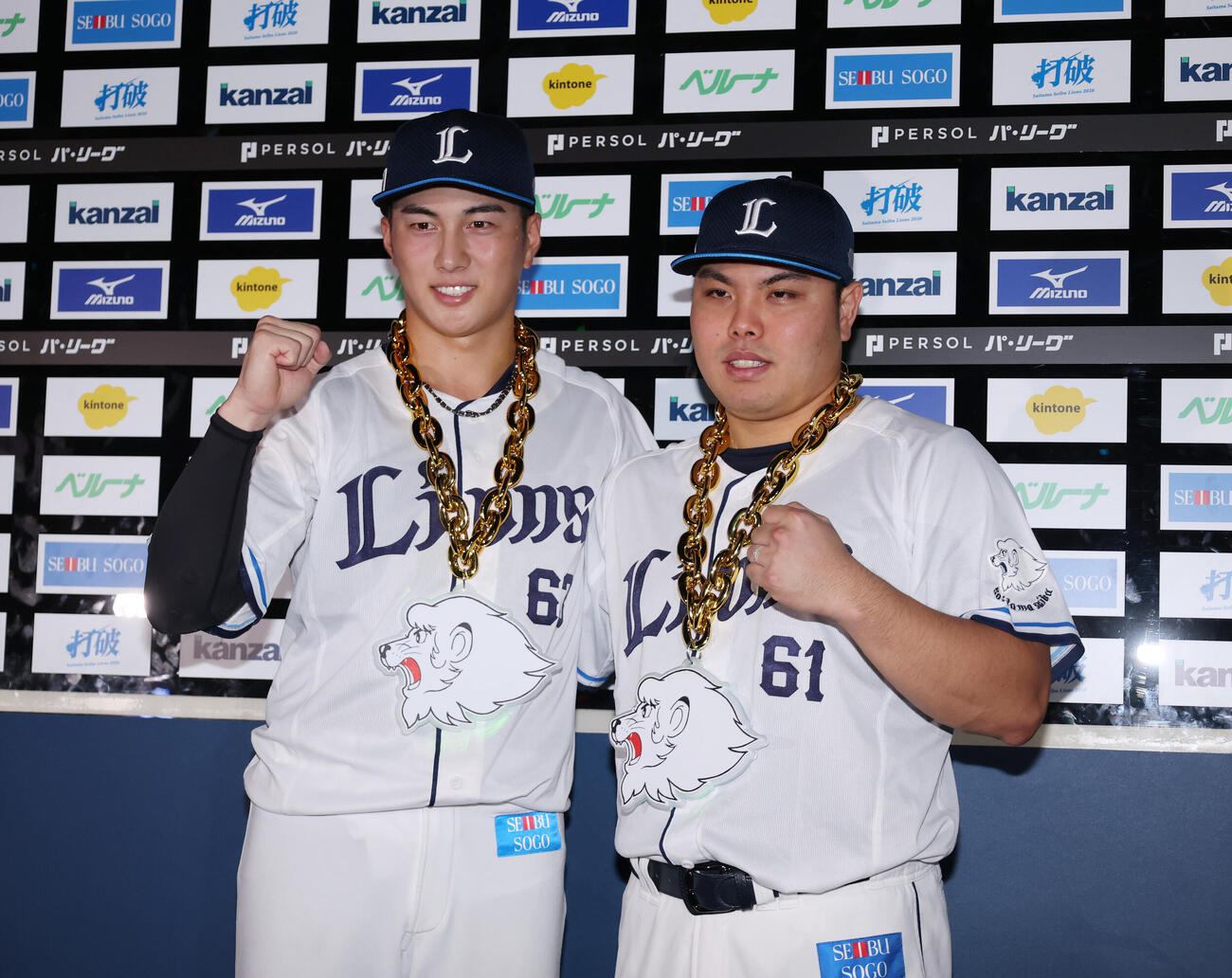 西武オリックス　試合に勝利し笑顔でガッツポーズをする西武長谷川信哉（左）と平良海馬（撮影・増田悦実）