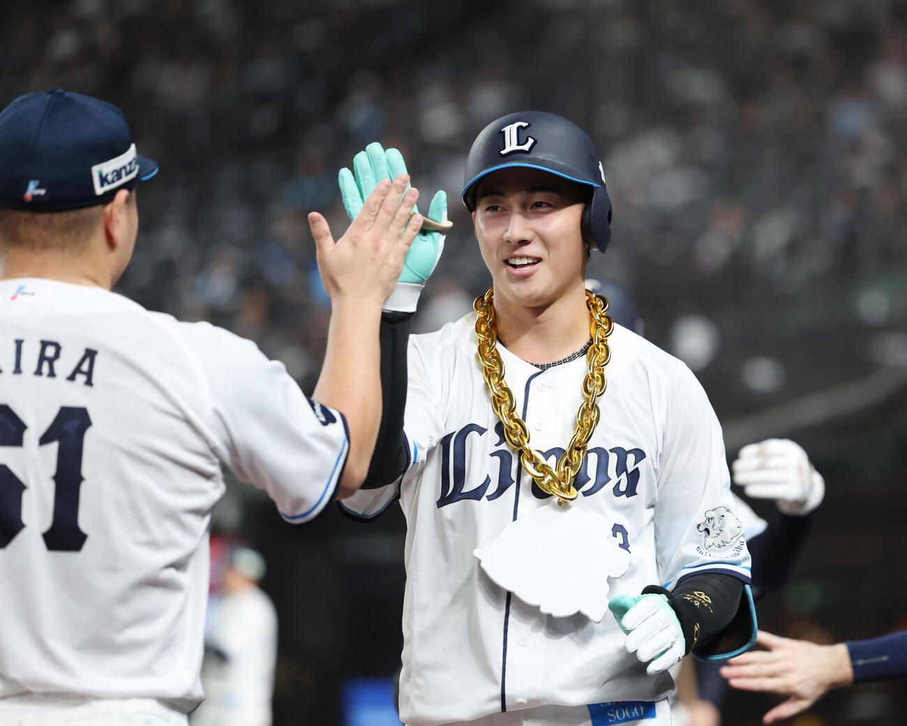 西武オリックス　2回裏西武2死二塁、2点本塁打を放ち平良海馬（左）とタッチを交わす長谷川信哉（撮影・増田悦実）