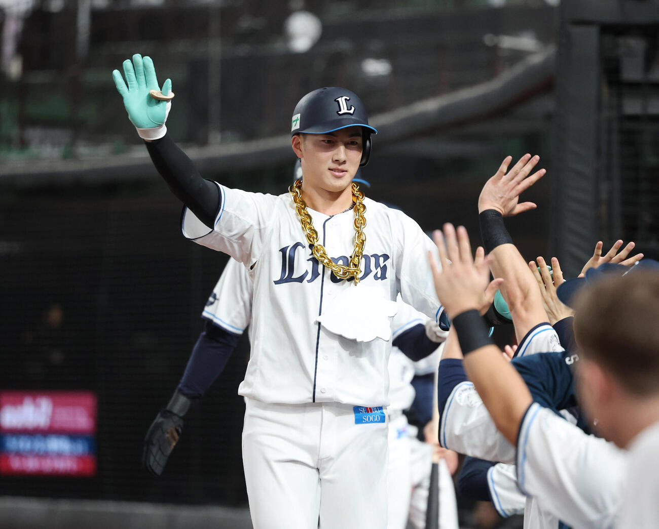 西武オリックス　2回裏西武2死二塁、2点本塁打を放ちポーズをしながらナインとタッチを交わす長谷川信哉（撮影・増田悦実）