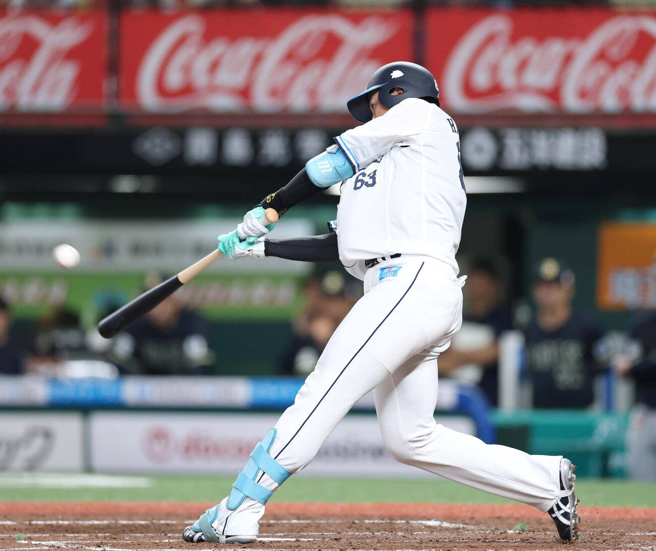 西武オリックス　2回裏西武2死二塁、2点本塁打を放つ長谷川信哉（撮影・増田悦実）