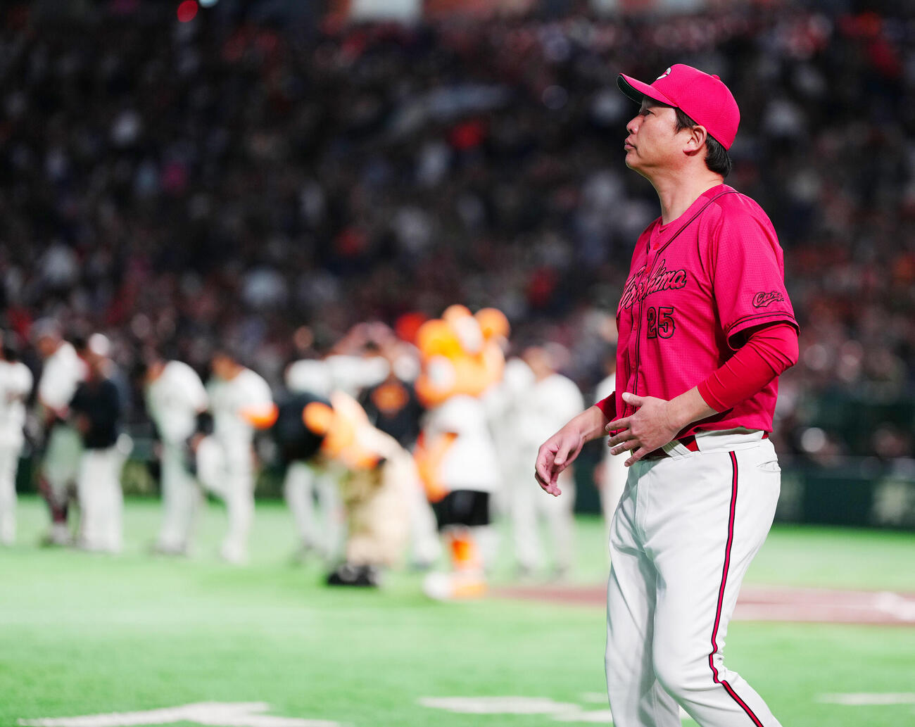 巨人対広島　東京ドームでの今季最終戦を、あいさつへ向かう広島新井貴浩監督（撮影・鈴木みどり）