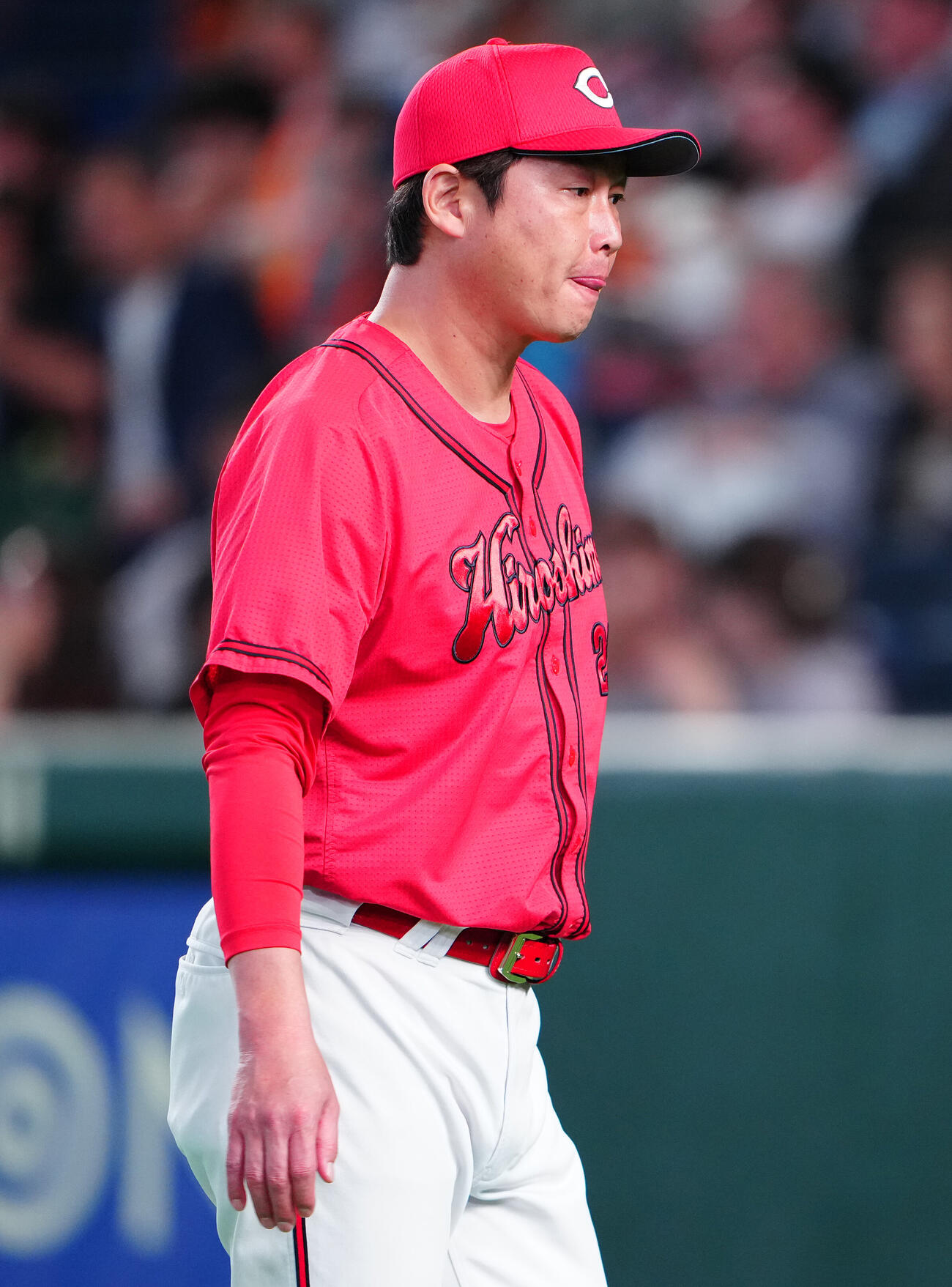 巨人対広島　6回裏の選手交代を告げ、ベンチへ戻る広島新井貴浩監督（撮影・鈴木みどり）