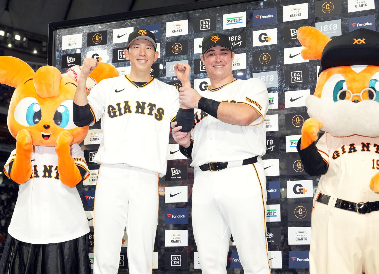 巨人対広島　広島に勝利し笑顔でポーズを決めるを決める巨人戸郷翔征（左）とリチャード（撮影・たえ見朱実）