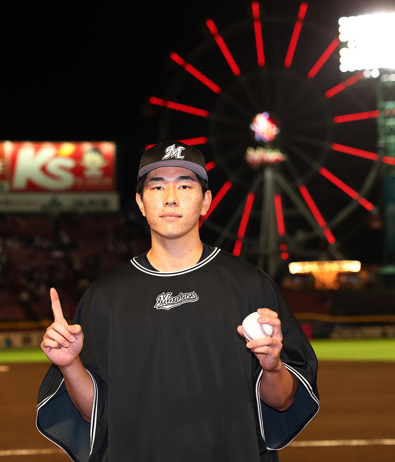 楽天対ロッテ　今季初勝利を挙げ、ウイニングボールを手に1ポーズのロッテ吉川悠斗（撮影・野上伸悟）