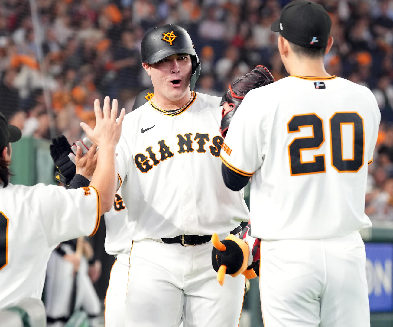 巨人対広島　4回裏巨人2死一塁、2点本塁打を放ち笑顔を見せるリチャード（撮影・たえ見朱実）