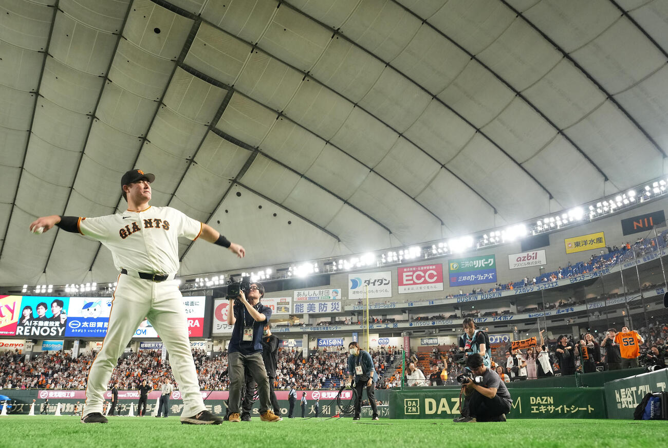 巨人対広島　広島に勝利しファンの声援に応える巨人リチャード（撮影・たえ見朱実）