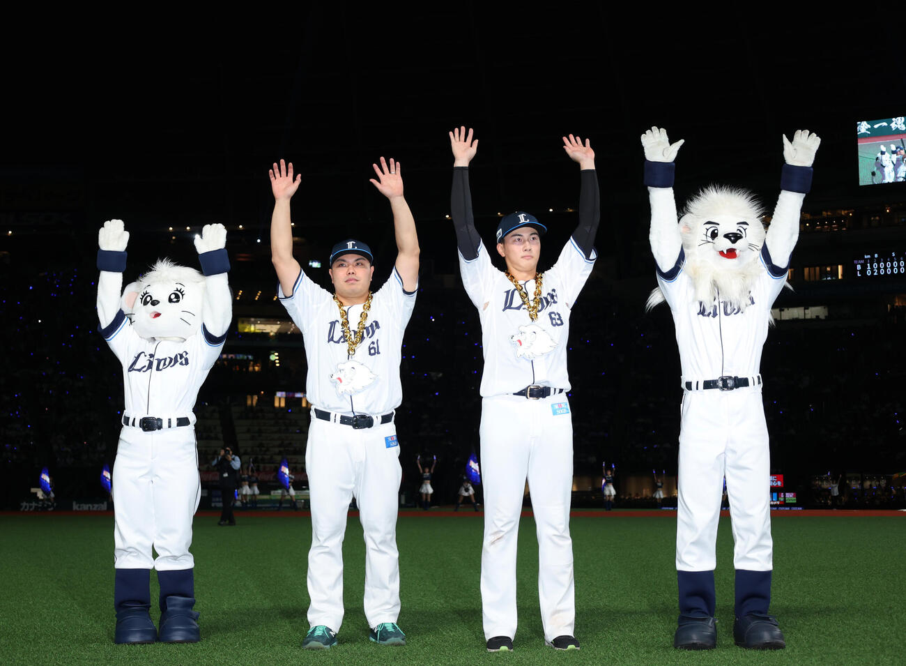 西武オリックス　試合に勝利しばんざいをする西武長谷川信哉（右）と平良海馬（撮影・増田悦実）
