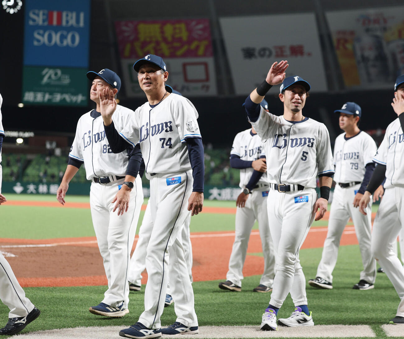 西武オリックス　ホーム最終戦を終え手を振りながら場内一周をする西武外崎修汰（右）と西口文也監督（撮影・増田悦実）