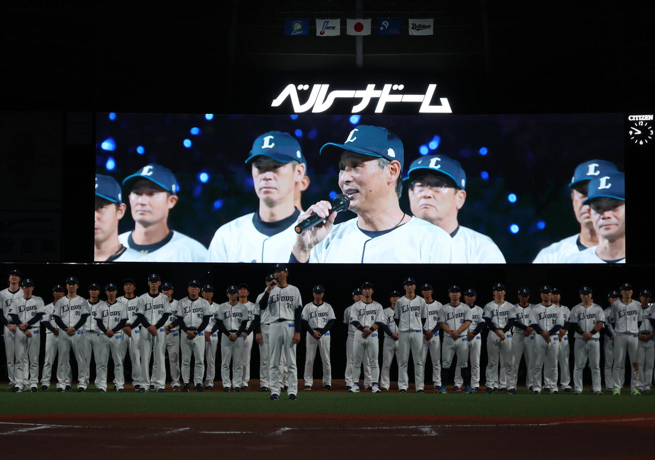 西武オリックス　ホーム最終戦のあいさつをする西武西口文也監督（撮影・増田悦実）