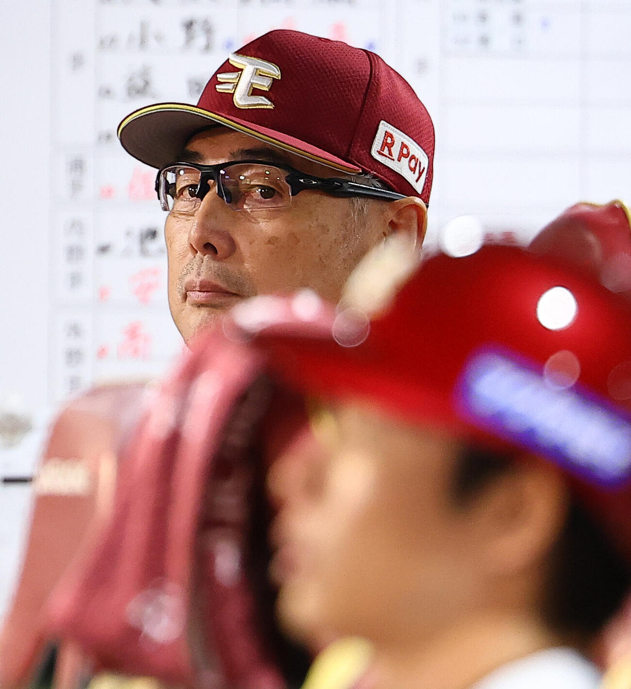 楽天対ロッテ　試合を見つめる楽天吉井理人監督（撮影・野上伸悟）