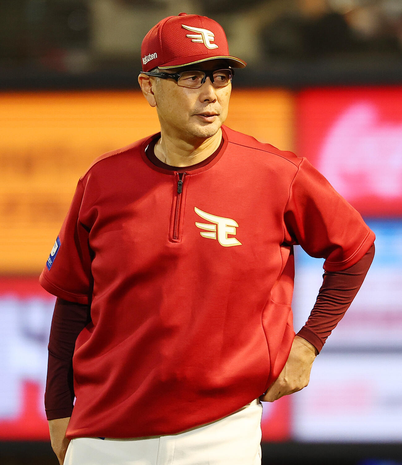 楽天対ロッテ　選手交代を告げる楽天吉井理人監督（撮影・野上伸悟）