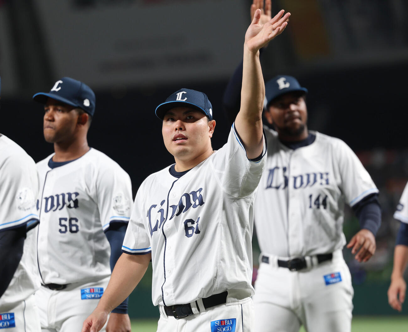 西武オリックス　ホーム最終戦を終え手を振りながら場内一周をする西武平良海馬（撮影・増田悦実）