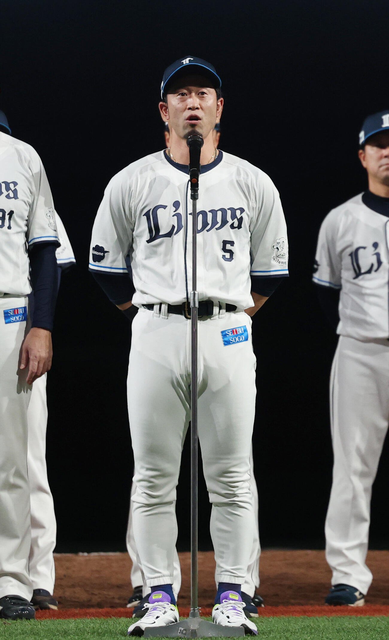 西武オリックス　ホーム最終戦のあいさつをする西武外崎修汰（撮影・増田悦実）