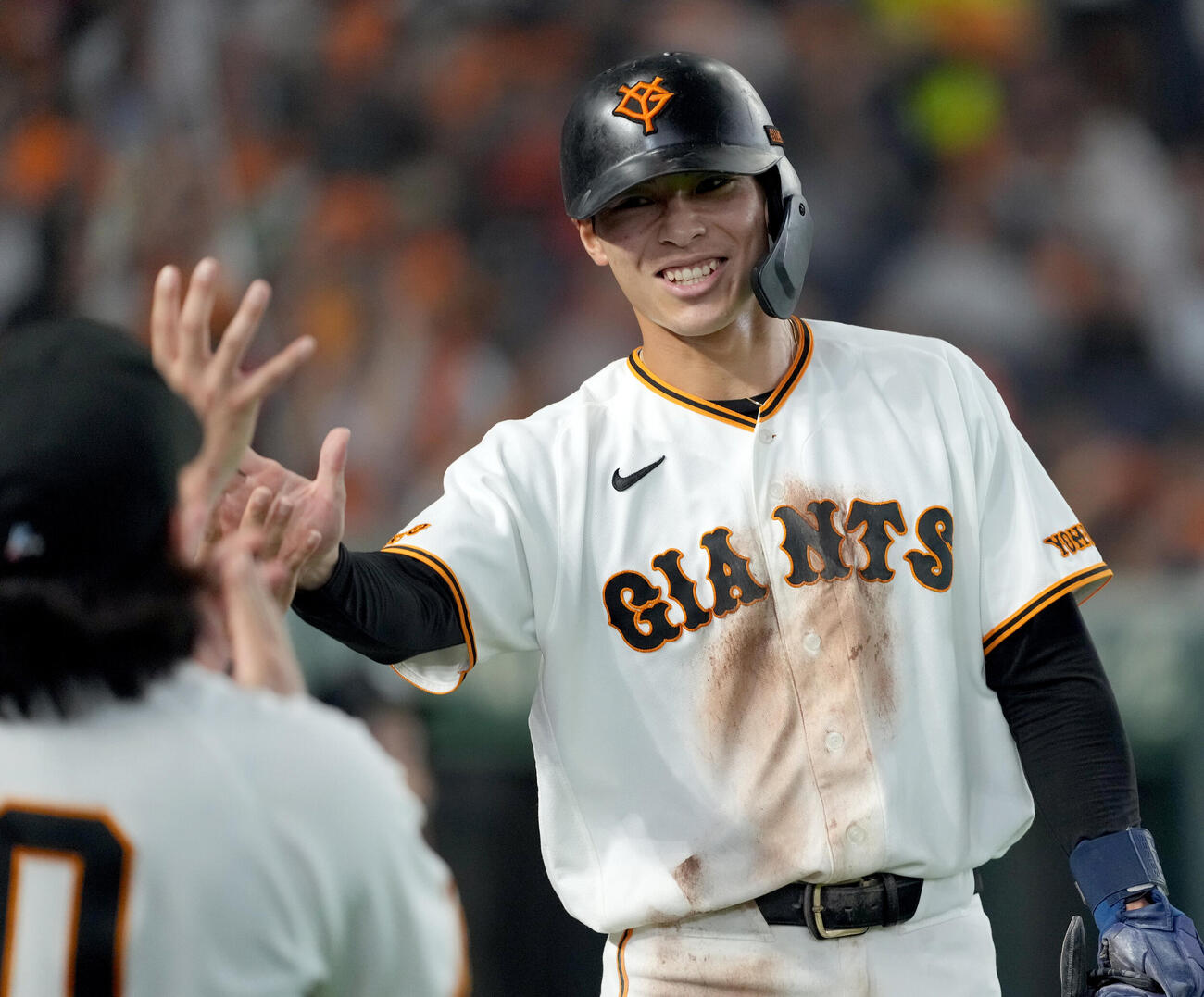巨人対広島　4回裏巨人2死、戸郷翔征の中前打で生還した平山功太（撮影・たえ見朱実）