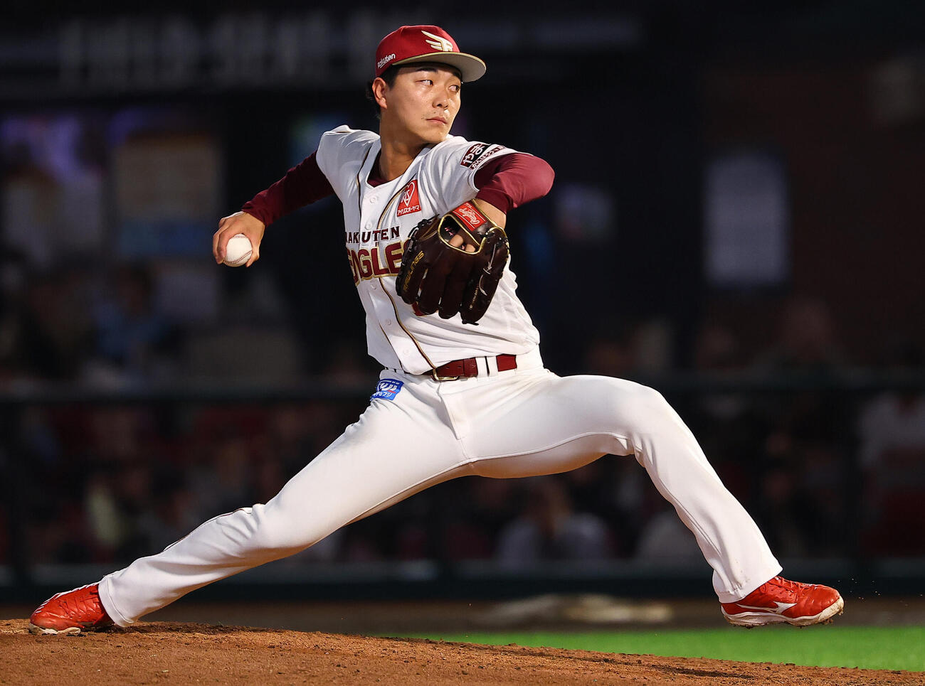 29日、ロッテ戦で力投する楽天藤原聡大（撮影・野上伸悟）