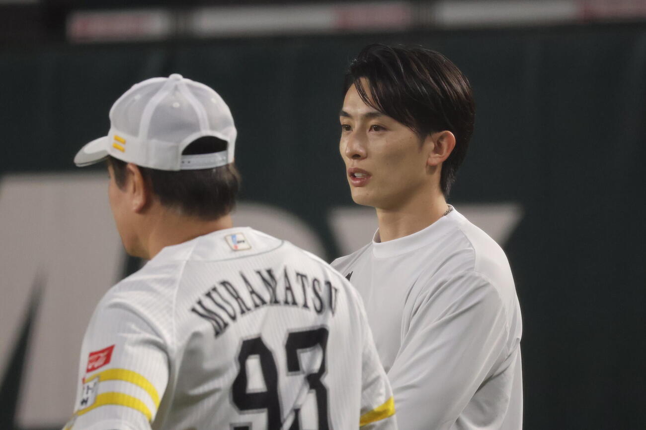 1軍に合流したソフトバンク周東佑京（右）左は村松野手ヘッドコーチ