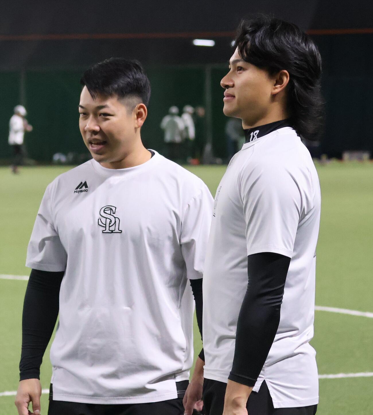 1軍に合流したソフトバンク徐若熙（右）。左は李通訳
